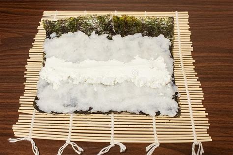 Sur Une Feuille En Bambou De Mat Nori Avec Du Riz Fromage Image Stock