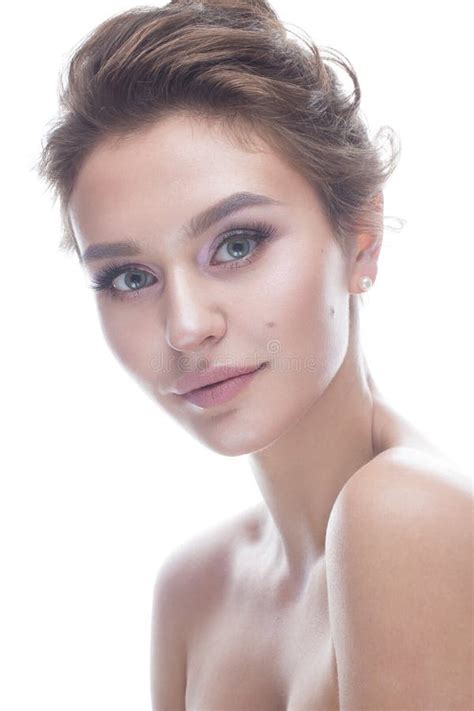 Moça Uma Composição E Um Penteado Delicados Do Nude Modelo Bonito Brilho Da Pele