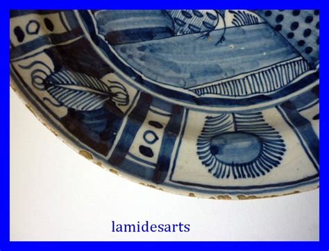 DELFT GRAND PLAT EN FAIENCE XVIII SIECLE Paon