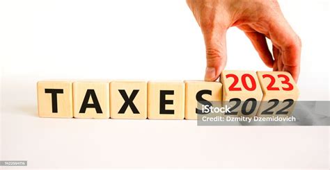 Photo Libre De Droit De 2023 Taxe Le Symbole Du Nouvel An Un Homme