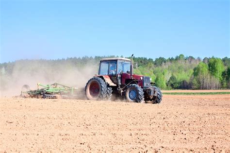 Tractor De Arado Durante El Cultivo La Agricultura Trabaja En El Campo