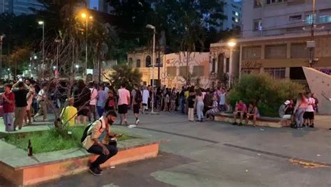 Vídeo Jovens se aglomeram na Praça Roosevelt São Paulo G1