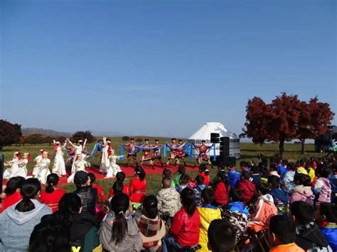 反映脱贫致富成果 唱出百姓幸福欢歌｜中宣部、中国文联文艺志愿服务队走进内蒙古科右中旗开展“我们的中国梦”——文化进万家活动演出