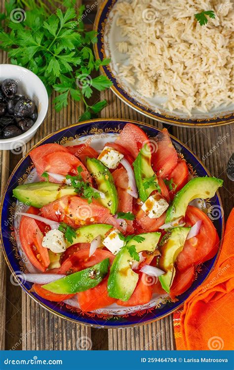 Salada Vegetal Fresca Tomate Abacate E Chalota Foto De Stock