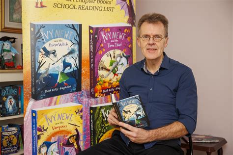 Autor De Livro Infantil - Autor de livros infantis entusiasmado com o interesse na série de ...