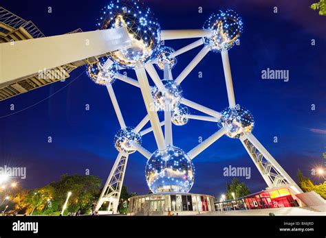 Atomium night view brussels belgium hi-res stock photography and images ...