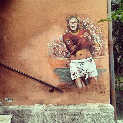 Foto Totti Come Il Papa Diventa Un Murales A Roma Il Giornale