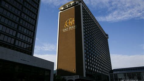 Finally The Galt House Gets Its New Sign Louisville Business First