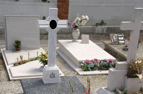 Si Reca Al Cimitero E Poggia Un Reggiseno Sulla Tomba Di Suo Figlio