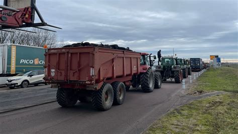 Info Flash France Bleu Colère des agriculteurs l A6 fermée dans