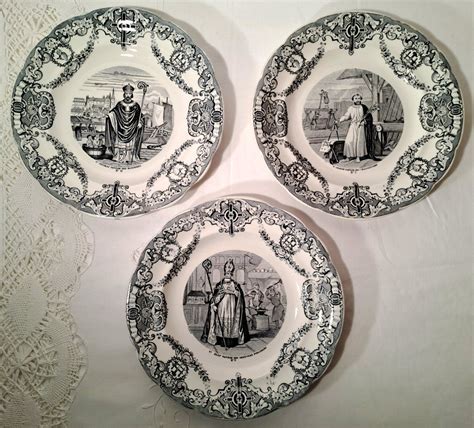 Proantic Rare Série de 11 Assiettes en Porcelaine Opaque de Gien Le