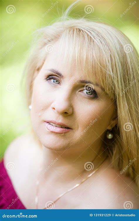 Portrait Haut Troit De Jeune Belle Femme Blonde Avec Les Yeux Bleu Clair La Mode A Tir Montrer