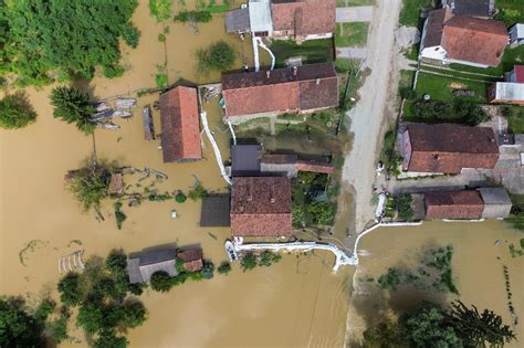 Tragedija U Njema Koj Grom Usmrtio Majku Troje Djece Njen Sin Se