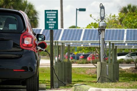 Coche De Enchufe El Ctrico Que Se Carga Con Electricidad De Una Fuente