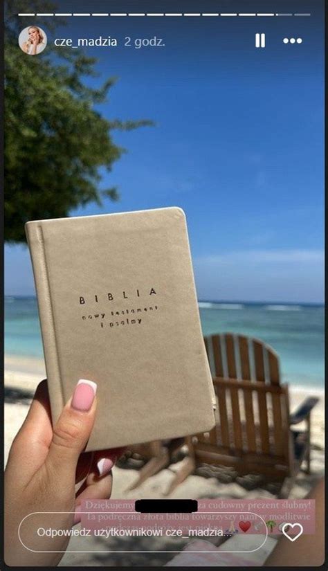 Żona Rafała Mroczka wygrzewa się w bikini i pozuje z Biblią w dłoni prawiąc o modlitwie o męża