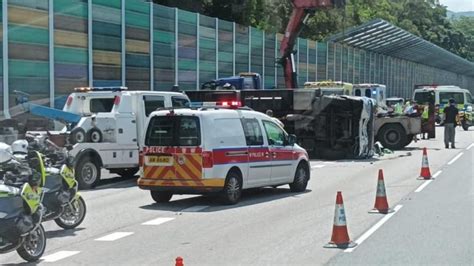 吐露港公路三車相撞 貨車翻側3人受傷 星島日報