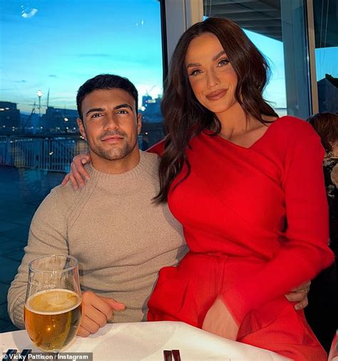 Vicky Pattison Sizzles In A Busty Leopard Print Bikini As She Jets Off To The Caribbean For