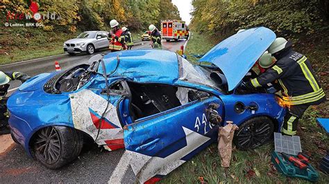 Bayern Renault Sportwagen Kommt Auf Der B Bei Bad Reichenhall Von