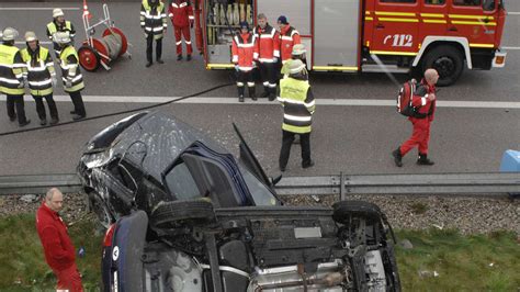 Spektakul Rer Unfall Autos Berschlagen Sich Auf Der Autobahn