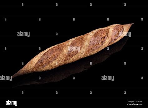 Pan Casero Recién Horneado Aislado En Negro Pan Francés Baguette