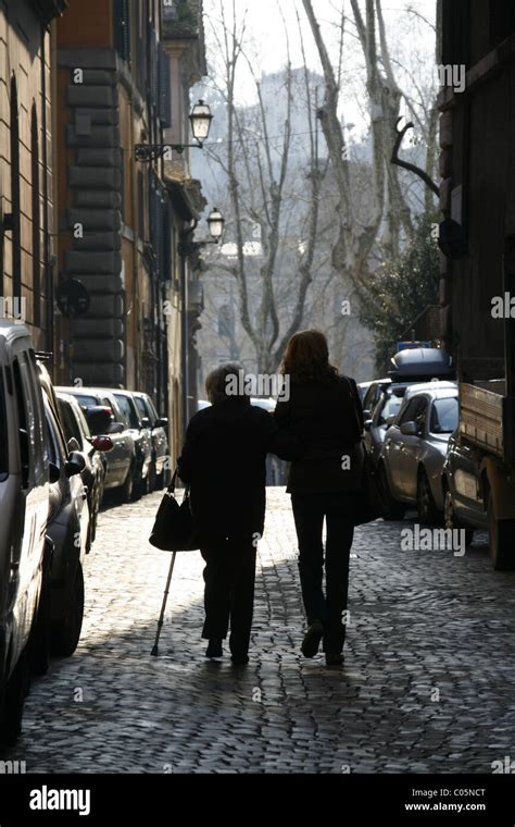 Anciana Con La Hija De Caminar En Roma Italia Fotograf A De Stock Alamy