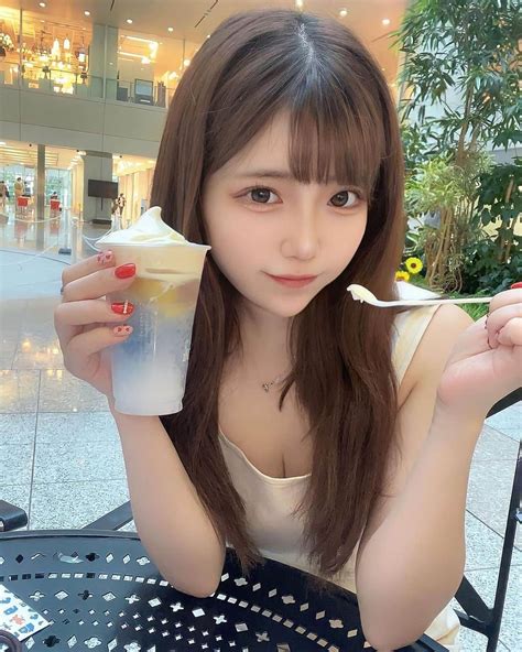 美女美容事情さんのインスタグラム写真 美女美容事情instagram 「《ひと口あげるー ︎🤤🍨》 ⁠ リポストを使って素敵な美女の投稿を紹介させて頂く【ビジョビ💄美女美容事情💅】の