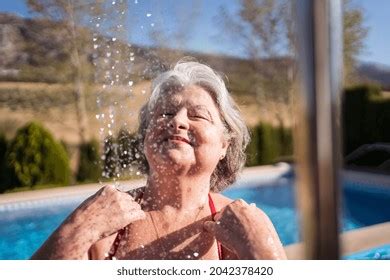 Tausend Senior Woman In Bikini Lizenzfreie Bilder Stockfotos Und Aufnahmen Shutterstock