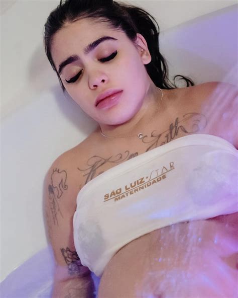 MC Mirella abre álbum de fotos do parto da primeira filha