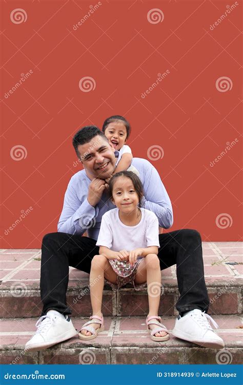 Pai Divorciado Passa Tempo Suas Duas Filhas Morenas Latina Celebrando O Dia Dos Pais Na