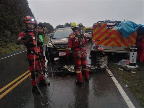 Cusco Dos Personas Mueren Y 19 Resultan Heridas Tras Vuelco De Van En