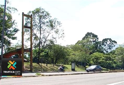 Qué pasó con el puente peatonal que cayó frente al Parque de la Paz