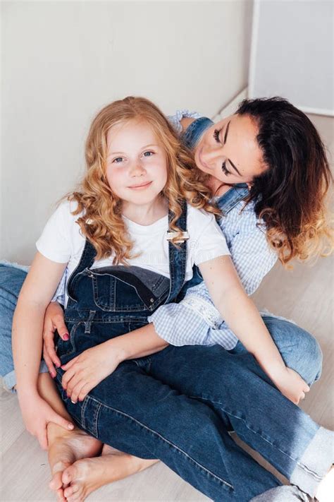 Mamá Brunette Y Su Hija Rubia Retrato Familiar Con Regalos Para La Festividad Imagen de archivo