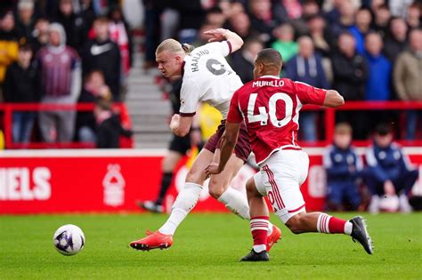 Premier League Manchester City Vence O Forest E Encosta No L Der