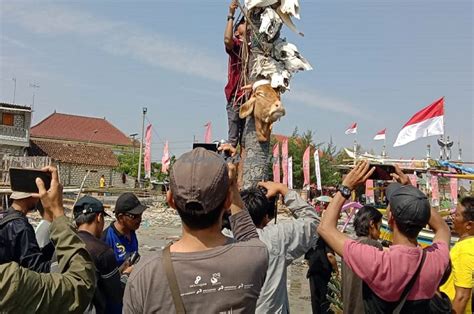 Wujud Rasa Syukur Nelayan Karangsari Gelar Sedekah Laut Situs Resmi