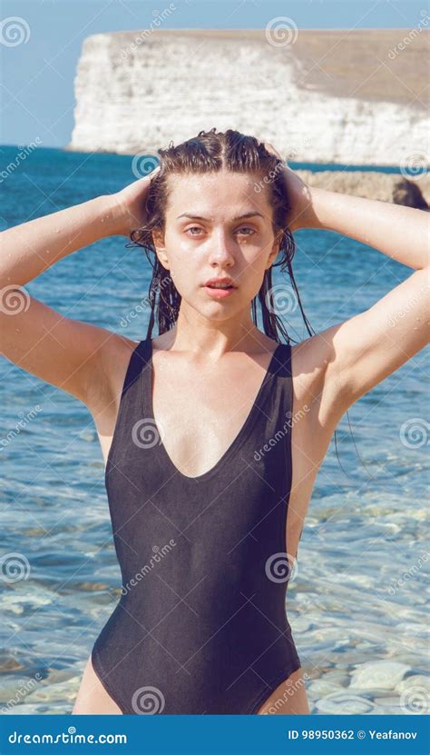 Mooi Meisje In Een Bikini Op Een Achtergrond Van Het Overzees Stock Foto Image Of Maldiven
