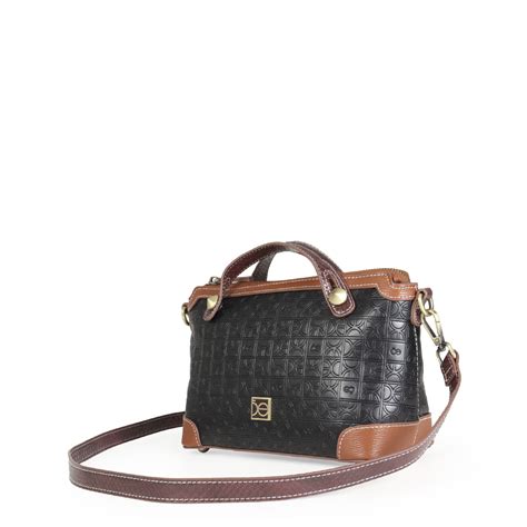 Bolsa Crossbody Monograma Troquelado Color Negro Cloe Factory Store