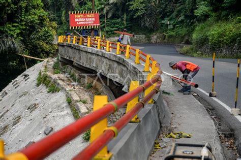 PEMASANGAN PEMBATAS JALAN DI JALUR CADAS PANGERAN ANTARA Foto