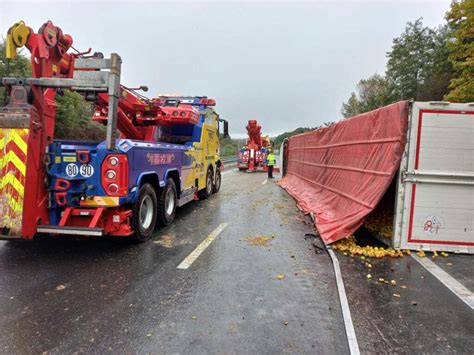 Impressionnant Accident Sur L A89 Vers Clermont Un Camion De Fruits