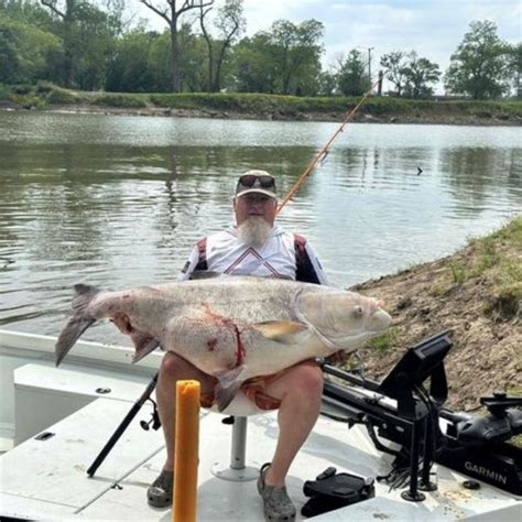 Tamanho de uma criança de 14 anos pescador fisga peixe alien e