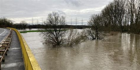 Hochwasser in Marl geht leicht zurück Rettungskräfte bleiben in