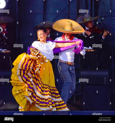 Pareja De Bailarines Las Danzas Tradicionales De M Xico Fotograf A De