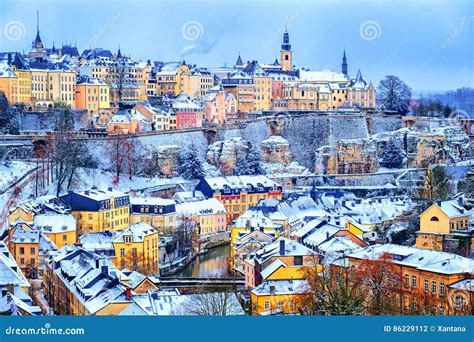 Branco Da Neve Da Cidade De Luxemburgo No Inverno Europa Foto De Stock