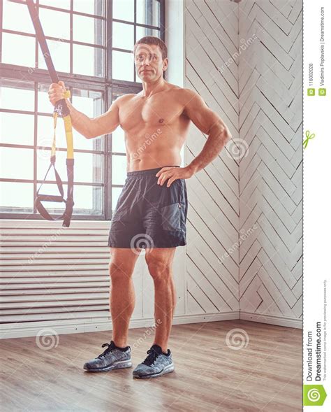 Ejercicio Que Hace Masculino Muscular Descamisado Con TRX Foto De