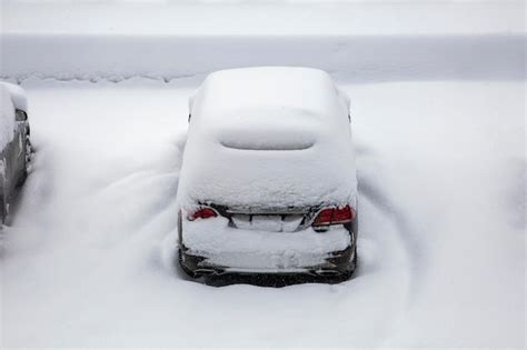 Carro Sob Uma Espessa Camada De Neve Carros Cobertos De Neve Durante