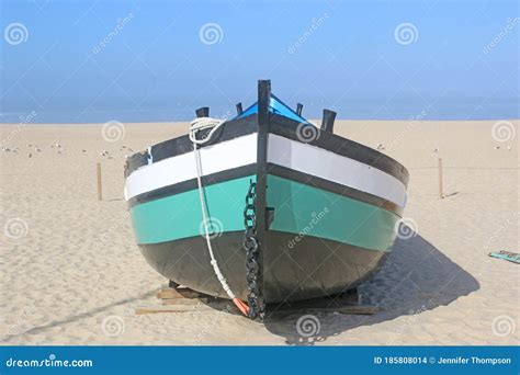 Barco Pesquero Tradicional En La Playa De Nazare Foto De Archivo