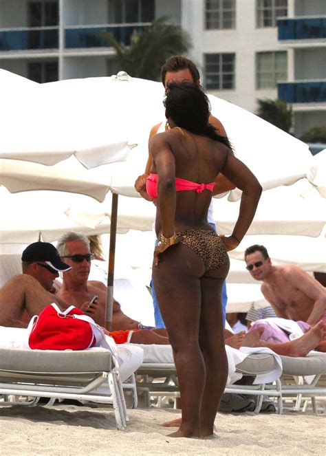 Serena Williams Showing Off Pink Bikini Cleavage Superb Big Booty Beautiful Girl