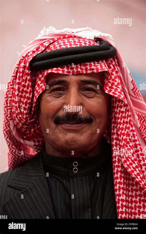 An Arab Man Wearing Traditional Kaffiyeh Headgear Stock Photo Alamy