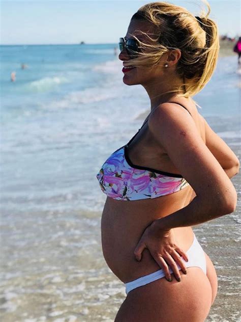 Ail N Bechara Sexy En Bikini Con Su Pancita De Semanas Creciendo Un Mont N Infobae