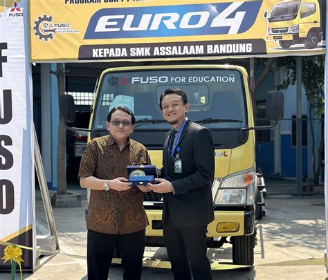 Ktb Donasikan Satu Unit Mitsubishi Fuso Canter Ke Smk Assalaam Bandung