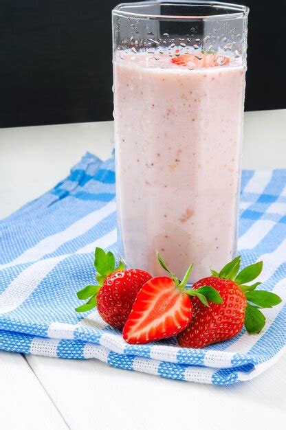 Milk Shake De Morango Em Vidro E Morangos Foto Premium